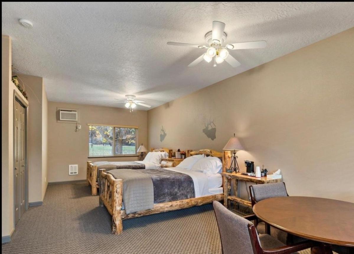 Southfork Lodge - Riverside Inn Lowman Bagian luar foto